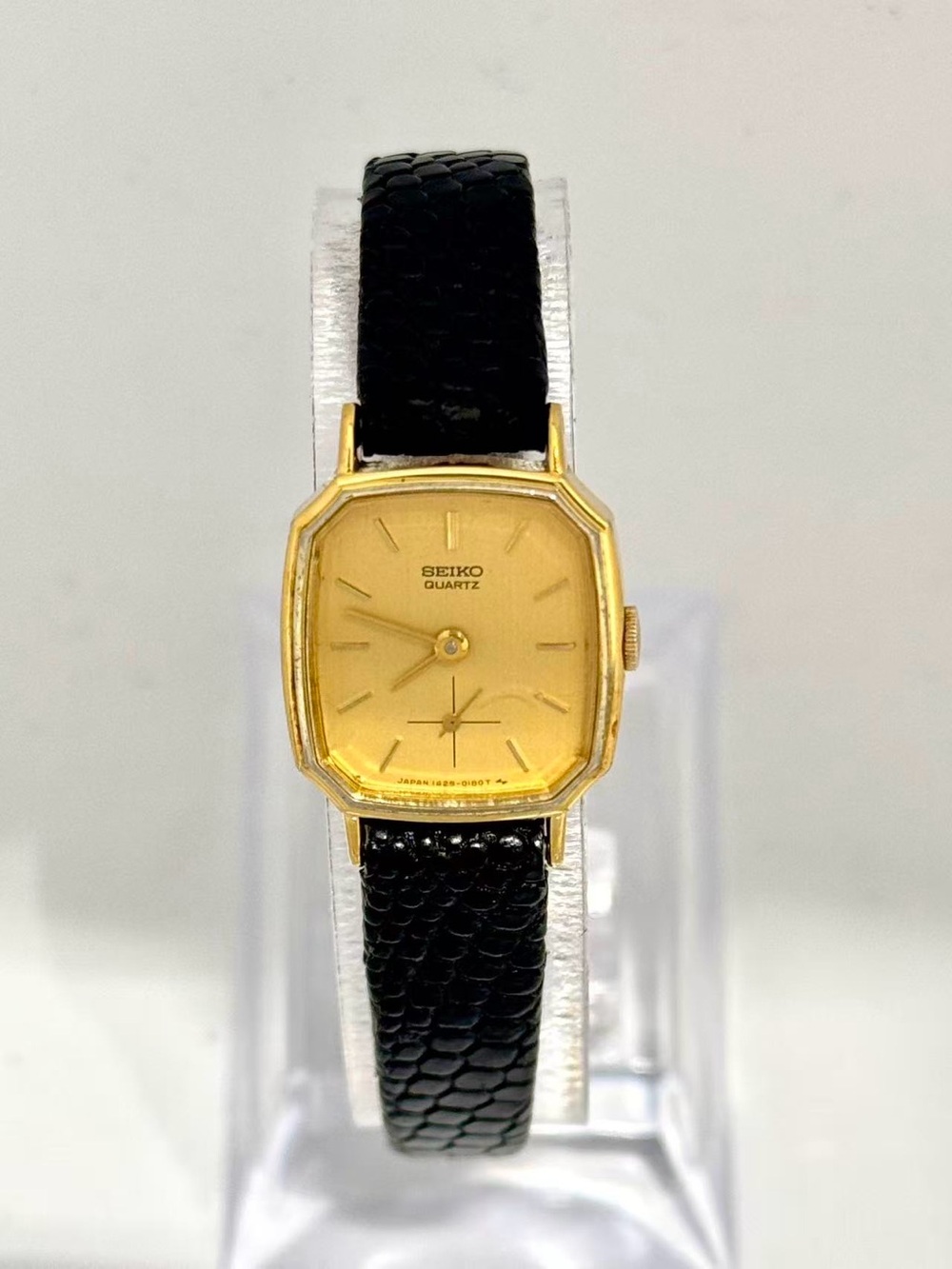 Vintage Seiko Women’s Quartz Watch Gold Tone  Black Strap 27mm New Battery Runs
